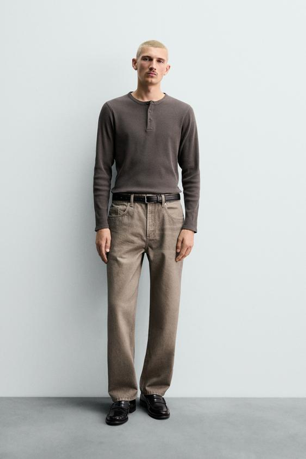 ZARA ДЖИНСЫ STRAIGHT FIT С ВЫТРАВЛЕННЫМ ПРИНТОМ, КОРИЧНЕВЫЙ