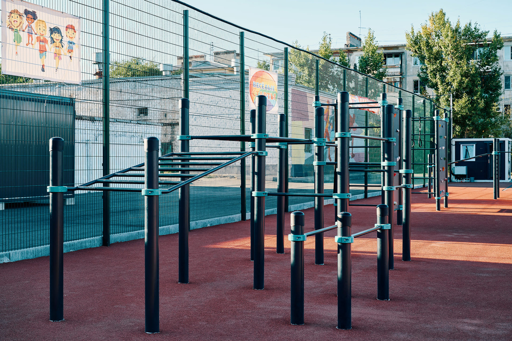 Воркаут комплекс для детей: рукоход двухсекционный с подъёмом, брусья и 8 турников