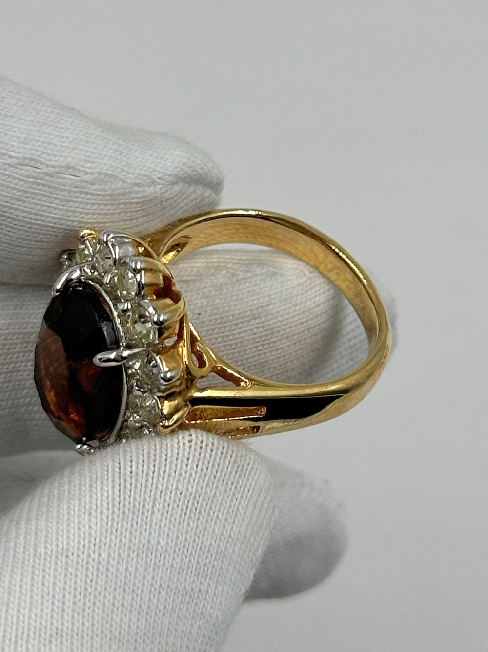 Кольцо с коричневым кристаллом