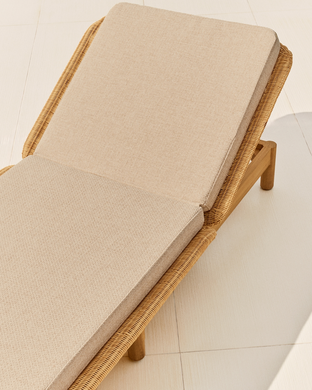 Шезлонг Galea из тикового дерева и синтетического ротанга