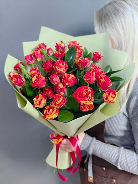 Монобукет из 5 кустовых роз "Фаер флеш"