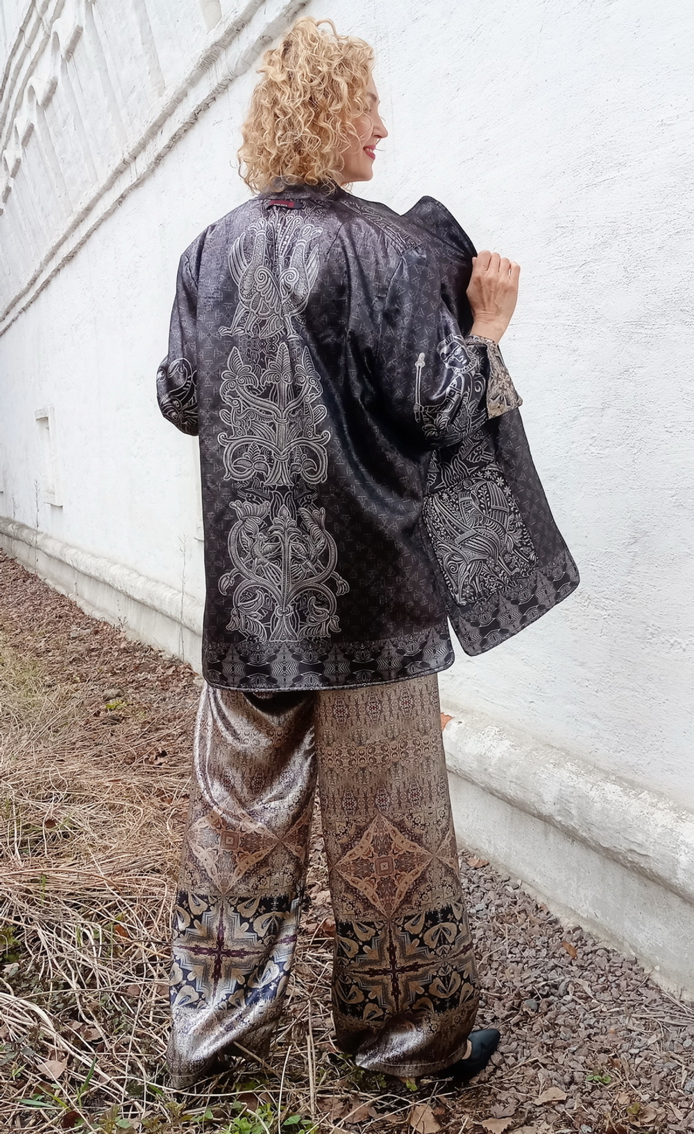 Комплект (двусторонний жакет и брюки) «Вечернее серебро» (коллекция "Сны белого камня"), по мотивам белокаменной резьбы домонгольских соборов Владимирской земли