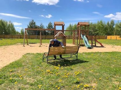 На детской площадке установлена скамейка