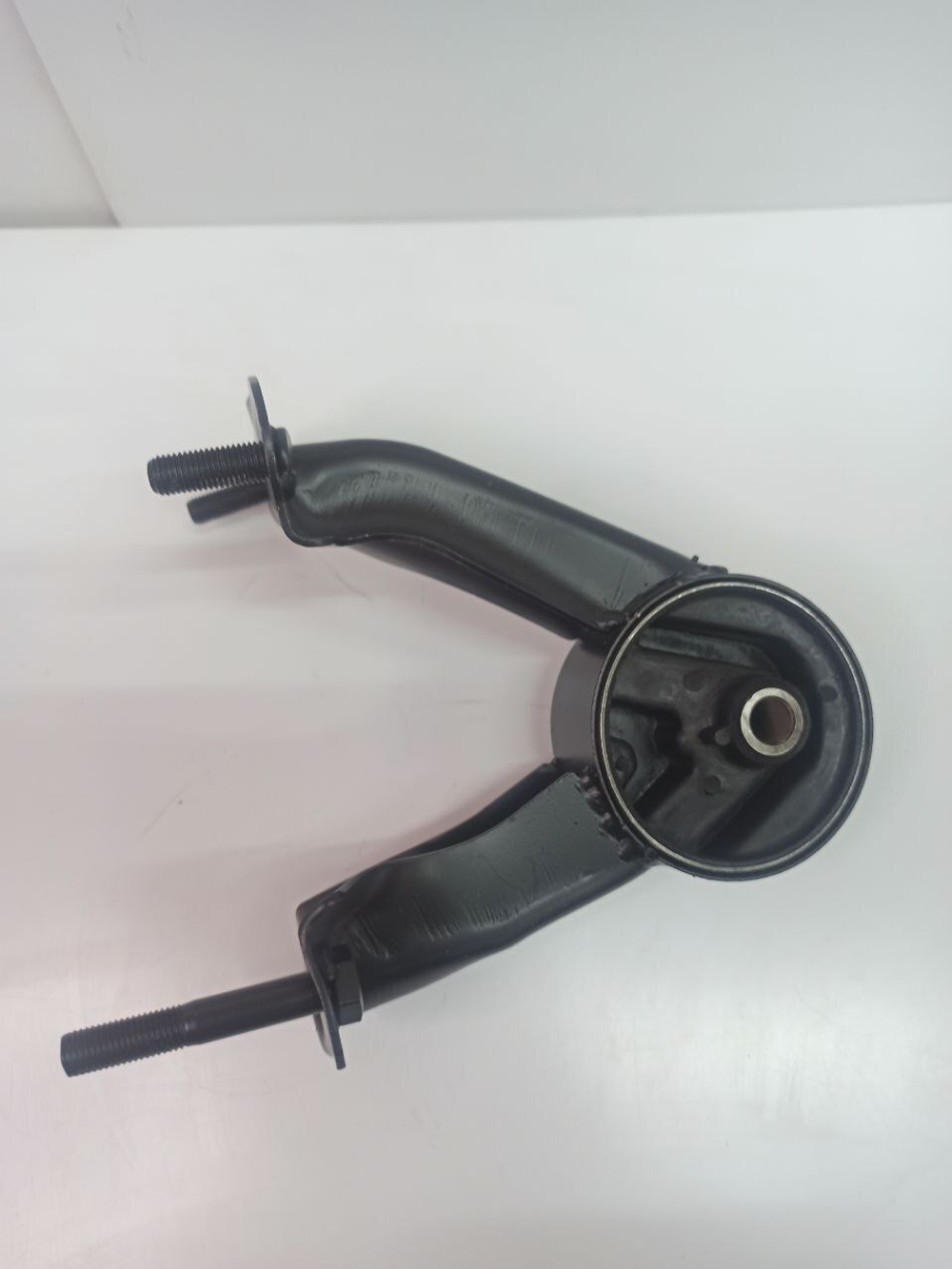 Опора двигателя задняя (подушка) Geely арт. 1064001148