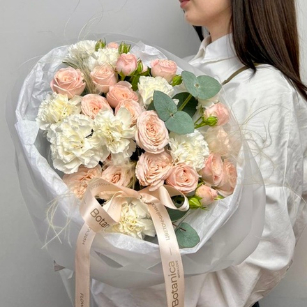 Круглый букет с пионовидной розой и диантусами 2607202531