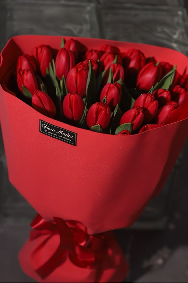 Красные тюльпаны в авторском оформлении от Флора Маркет
