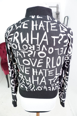 Бомбер в монохроме, маркировка М, визуально на 46 размер