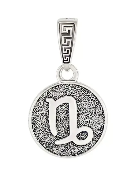 Фото кулона Козерог из серебра, вид анфас.