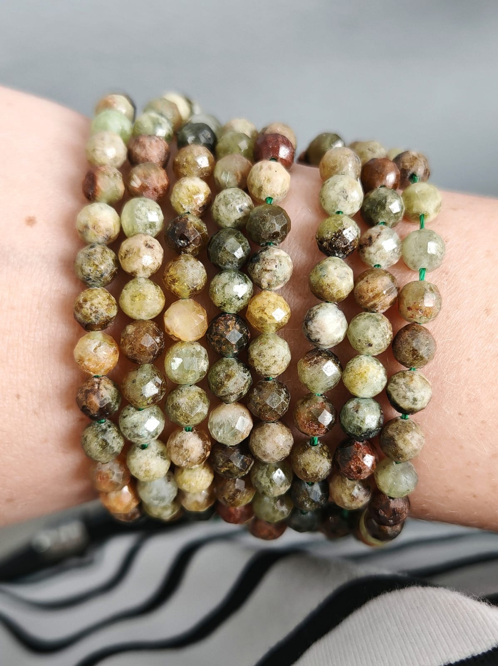 10148-6 Гранат зеленый (гроссуляр) шар огранка 6мм, нить 19см