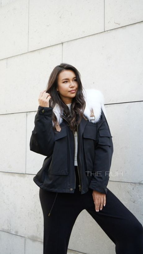 Укороченная черная парка ARMY с белым воротником из меха песца