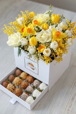 Шкатулка "Весеннее настроение" с мимозой, нарциссами и клубникой в шоколаде