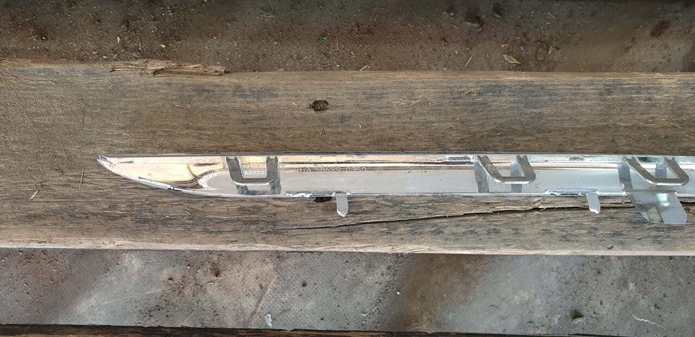 Молдинг решетки радиатора Mercedes C (W205) 14-18 Б/У Оригинал A2058880273