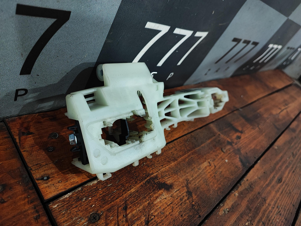 Кронштейн ручки двери Kia Carnival 4 20-нв Б/У Оригинал