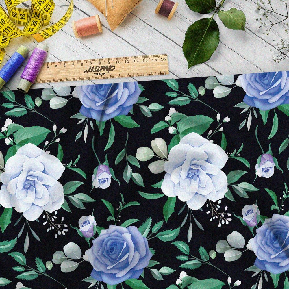 Ткань ниагара крупные голубые розы на чёрном фоне