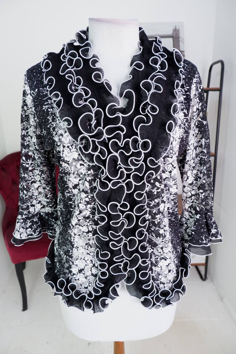 Блузка для яркого образа, визуально на 50 размер