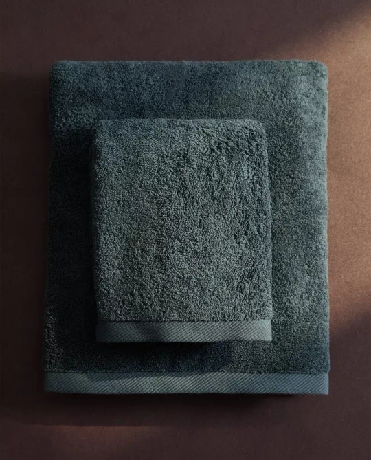 ZARA HOME ОДНОТОННОЕ ПОЛОТЕНЦЕ, МАСЛЯНИСТО-ГОЛУБОЙ