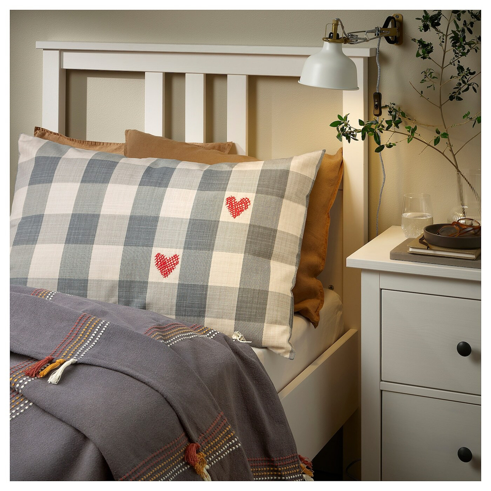 IKEA MÄVINN  (ИКЕА МÄВИНН)  -  Наволочка, клетчатый серый/сердце красное, 40x58 см
