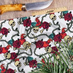 Ткань штапель розы с шипами и черепа на белом фоне