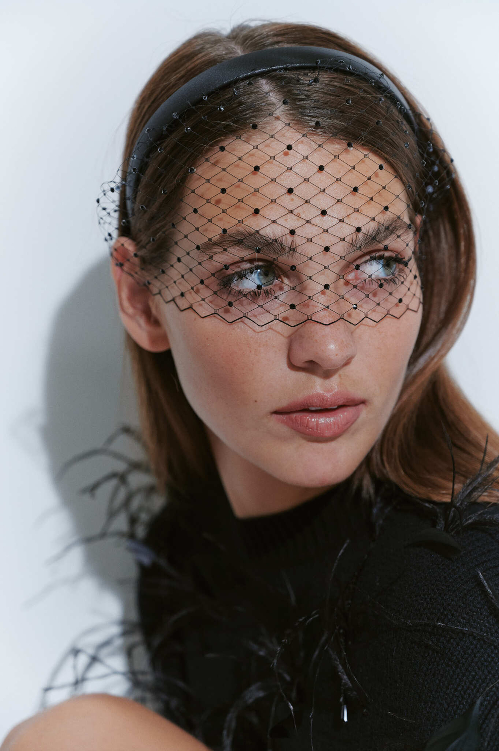 Вуаль на тонком ободке с черным декором