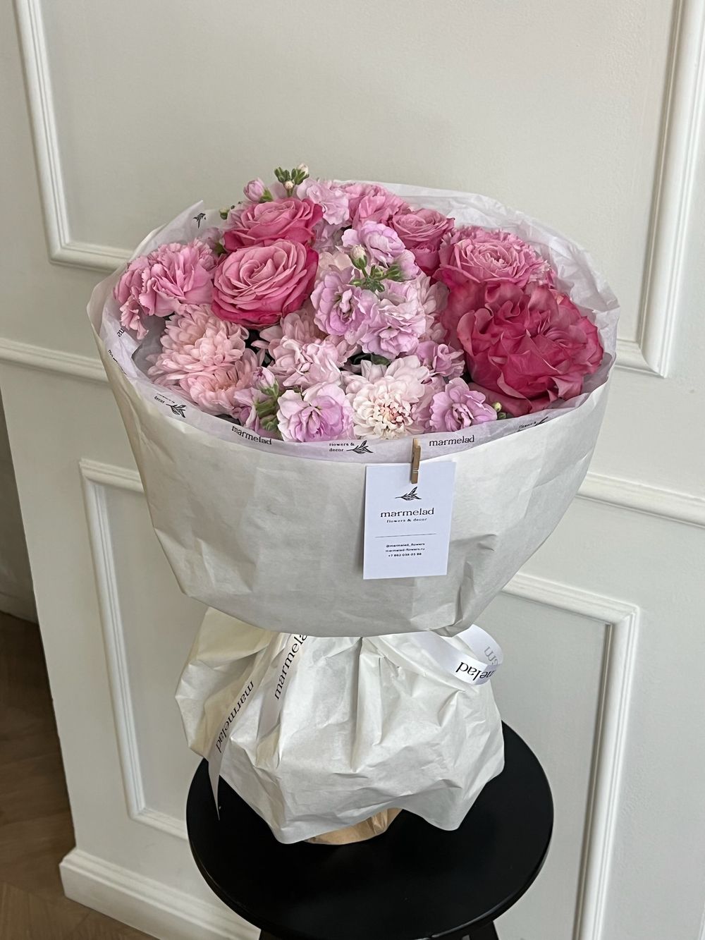 Букет из кустовых пионовидных роз, хризантемы в розовом оттенке и маттиолы