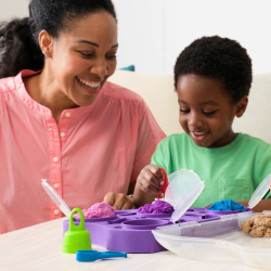 Kinetic Sand - Walizka z 5 rodzajami piasku kinetycznego 907 g 20146591 => Kinetic Sand - Чемодан с 5 видами кинетического песка 907 г 20146591