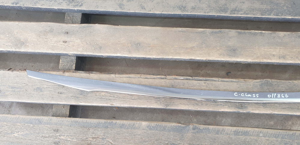 Молдинг крышки багажника Mercedes C (W205) 14-23 Б/У Оригинал A2057430082