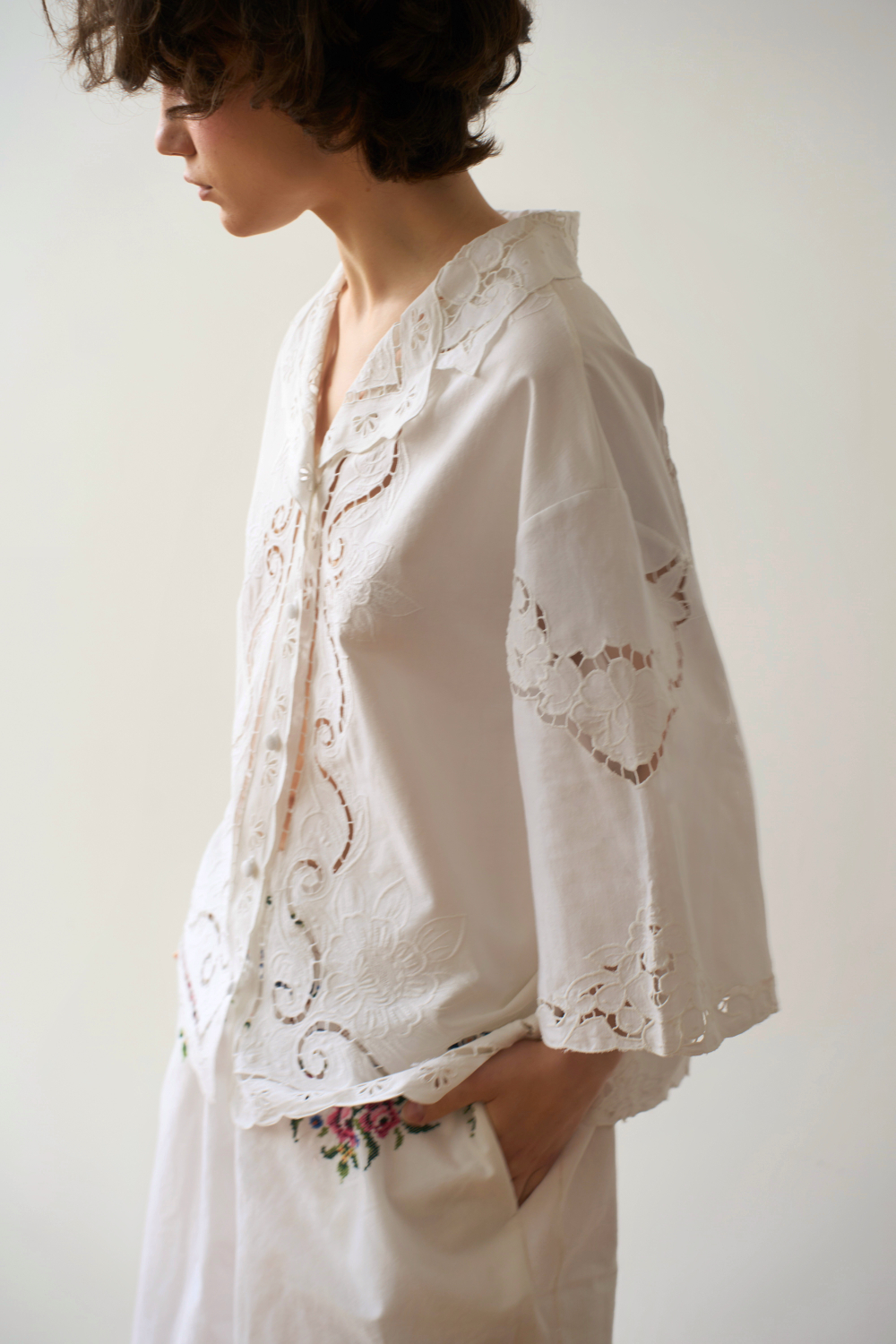 Рубашка с перфорированной вышивкой