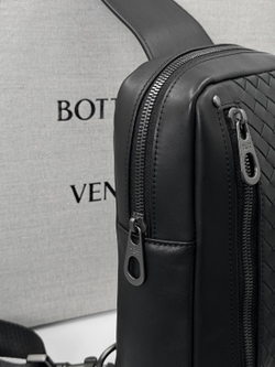 Нагрудная сумка-слинг Bottega Veneta