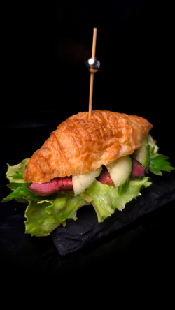 Сливочный круассан с копченой уткой и овощами