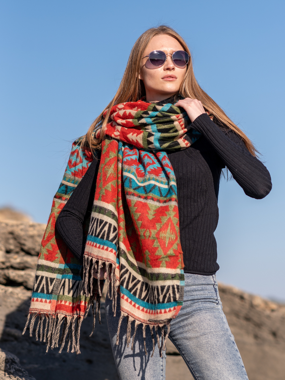 Теплый палантин с орнаментом