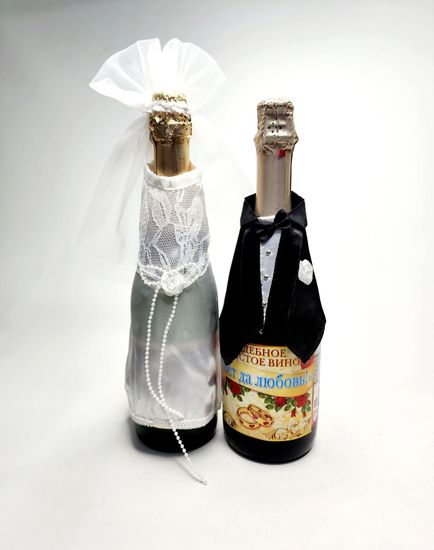 Наряды для свадебных бутылок в виде костюмов жениха и невесты
