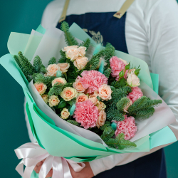 Нобилис с кустовой розой и диантусами в оформлении тиффани