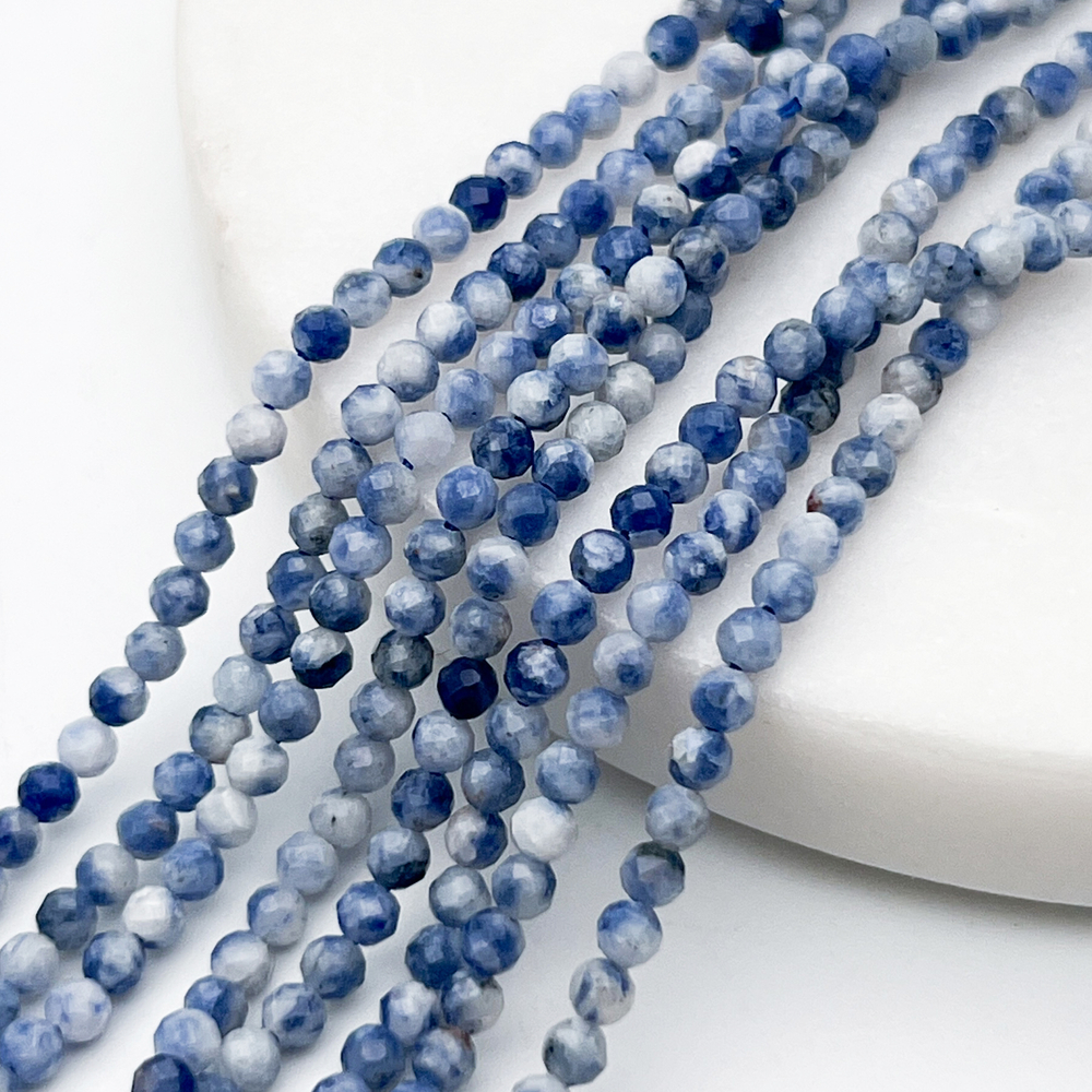 Содалит граненый бусины, диаметр около 3 мм, цена за нить 38 см
