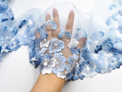 Вышивка на сетке,18,5 см, ЛЕВАЯ, цветы на голубом фоне (Артикул: VS-2033), м