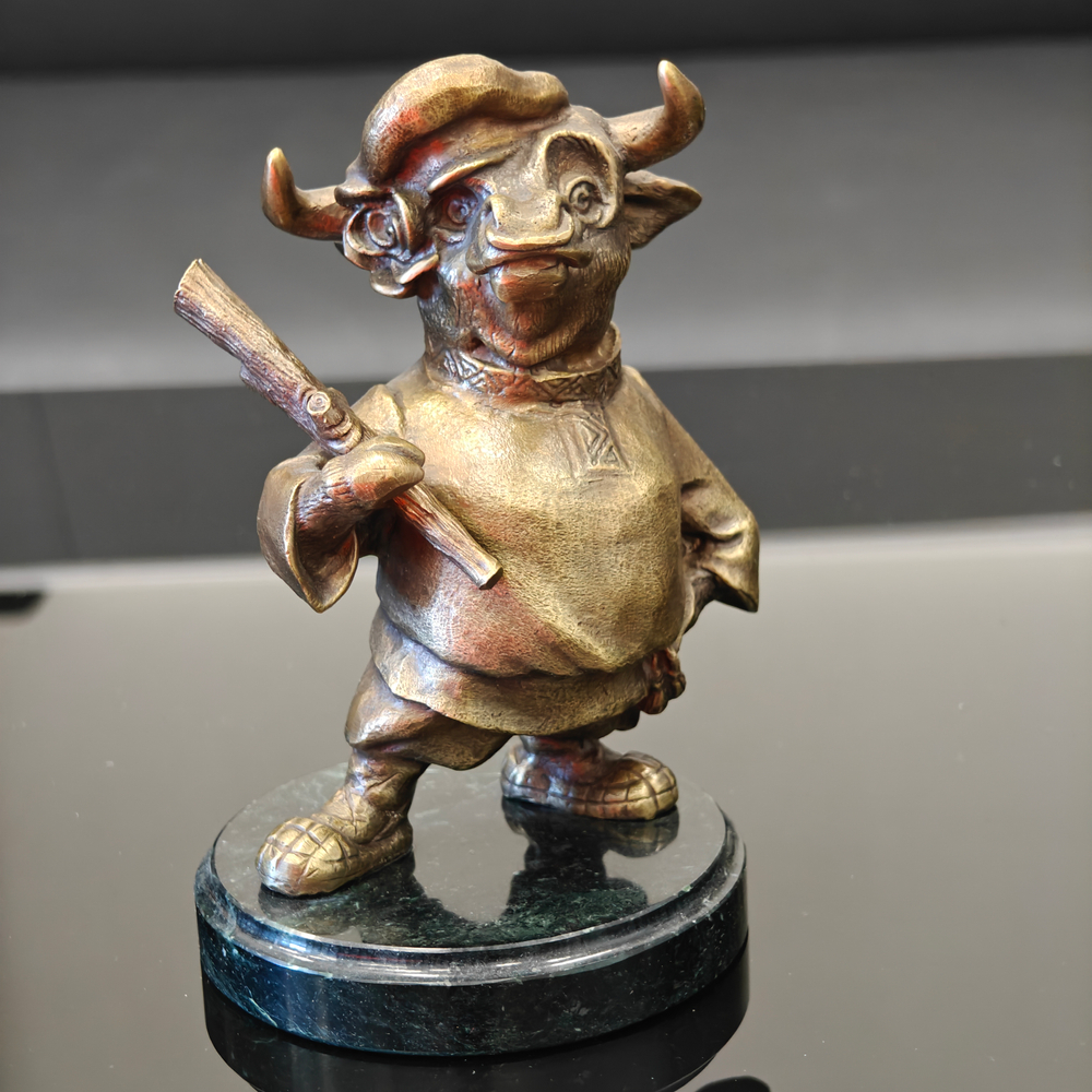 Бронзовая статуэтка "Бык с дубиной"