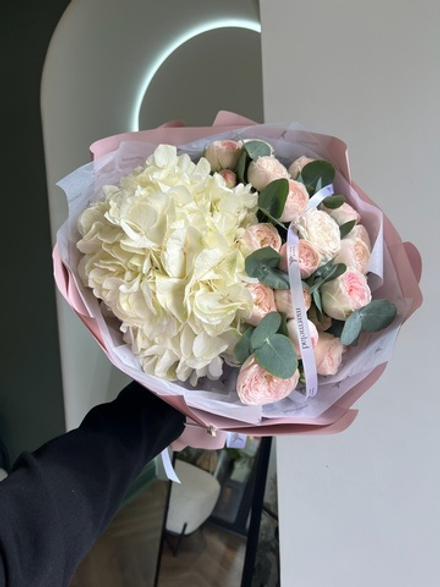 Букет сборный из гортензии, кустовых пионовидных роз и эвкалипта