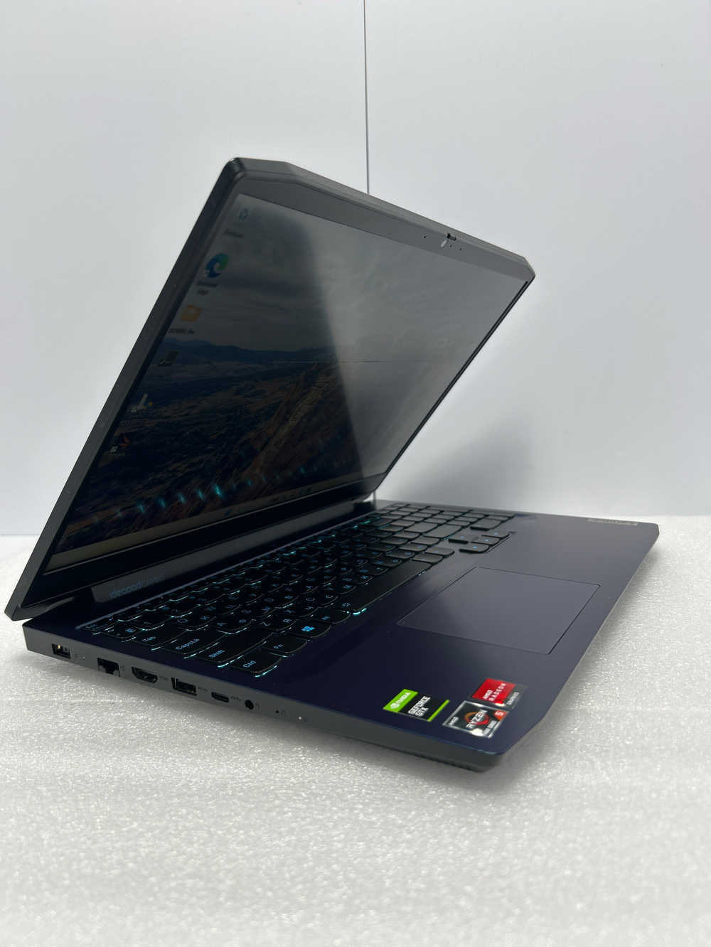 Lenovo IdeaPad Gaming 3 15ARH05 (82EY00BFRU) 15.6"/AMD Ryzen 5 4600H/RAM 8GB/SSD 512GB/GeForce GTX 1650 4GB/1920x1080/IPS 120 Hz/DOS/Подсветка кл-ры: LED/синий. Состояние: Уценка/большой след. на матрице от клавиатуры