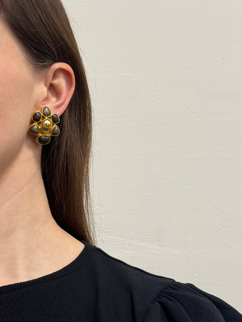 Клипсы с коричневыми вставками Chanel