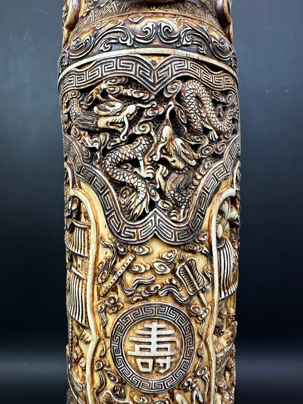 Монументальная резная ваза из кости