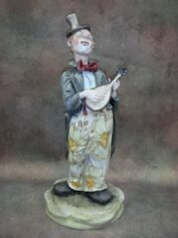 Статуэтка. Фарфор. Клоун с домброй. Capodimonte. Италия