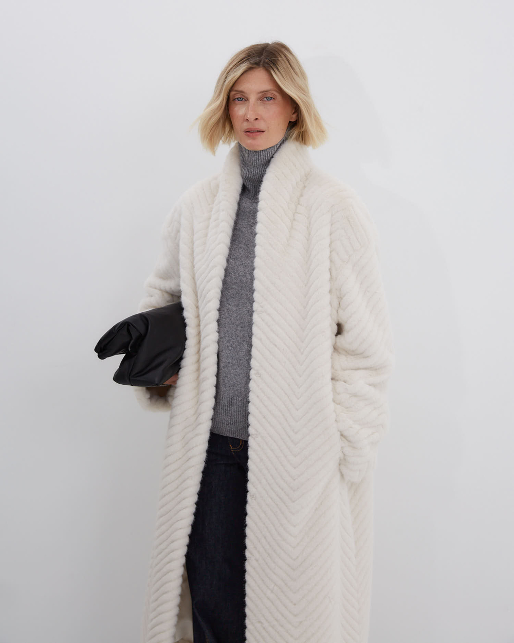 Шуба из искусственного меха норки зигзаг молочный