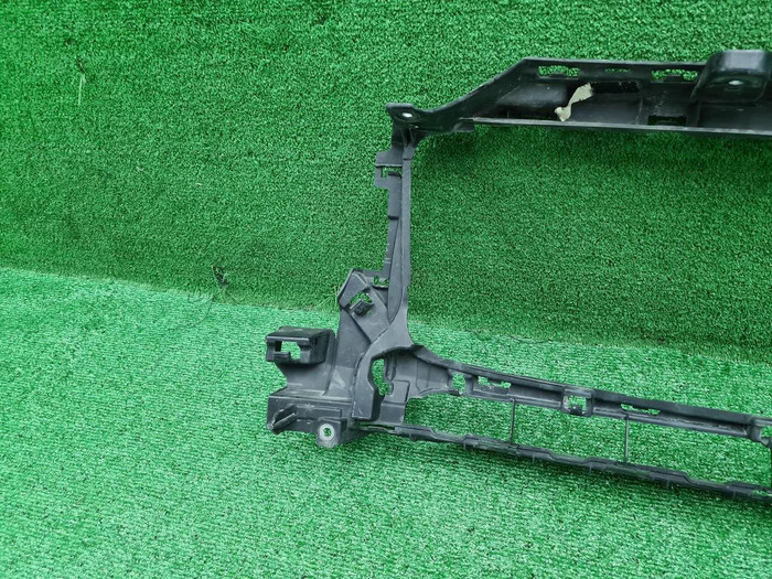 Кронштейн решетки радиатора Mercedes G W463 18-24