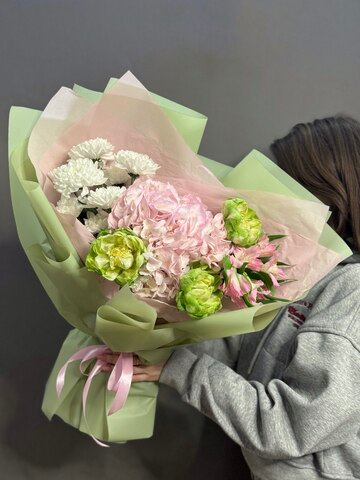 Авторский букет с пионовидными розами сорта "Вегги"