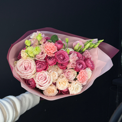 Букет из микса роз, диантусов и эустомы