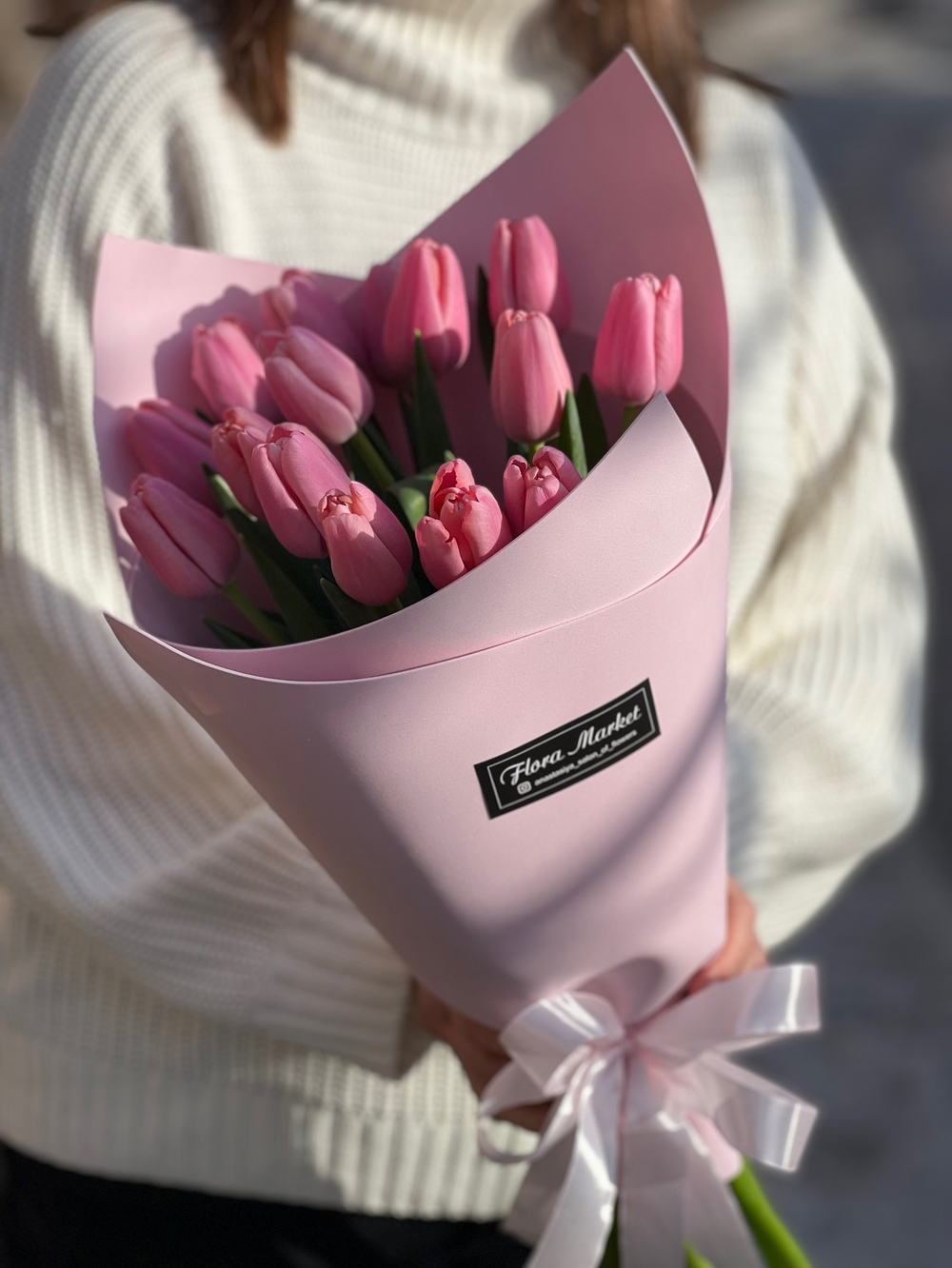 Нежный букет из розовых тюльпанов в элегантном оформлении от Флора Маркет
