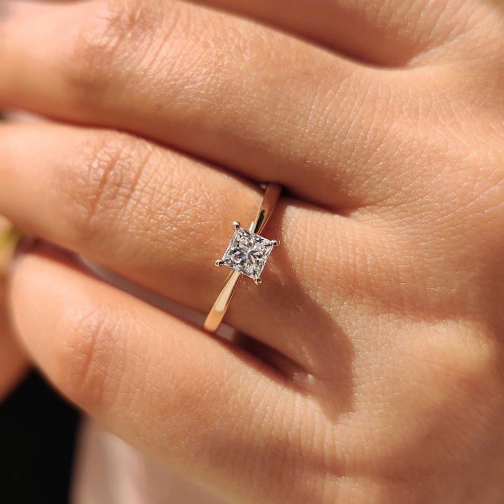 Золотое кольцо с бриллиантом принцесса 0,5 карат