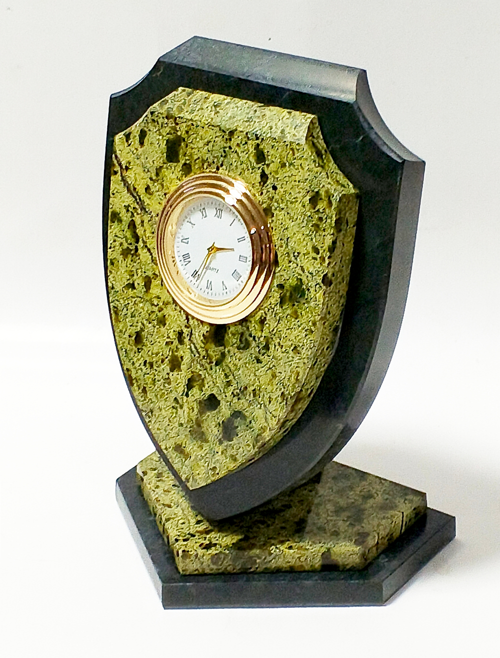 Часы " щит" из змеевика 14.5-10-7.5см