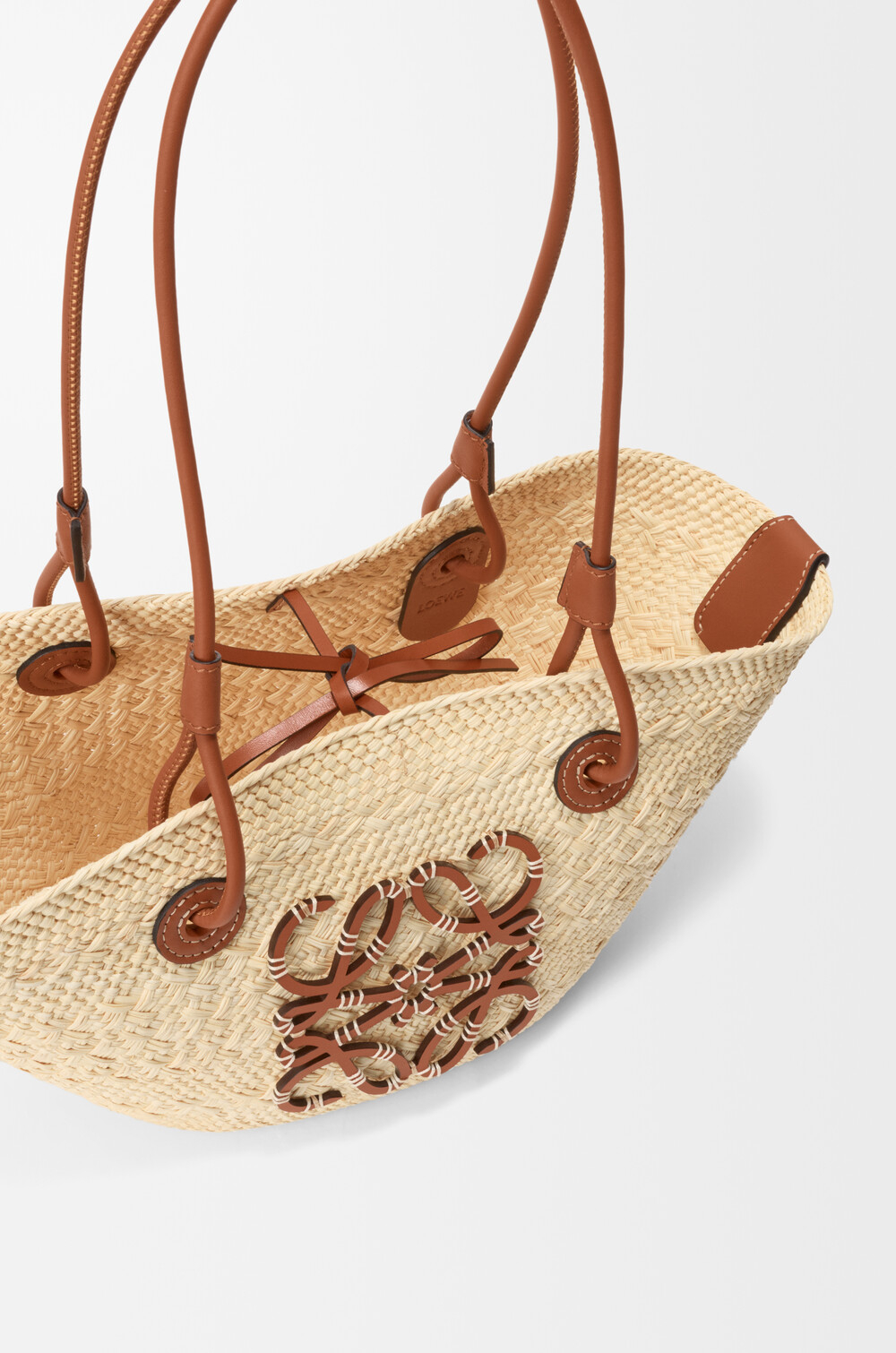 Loewe Маленькая плетеная сумка Anagram из пальмового волокна и телячьей кожи, натуральный/коричневый