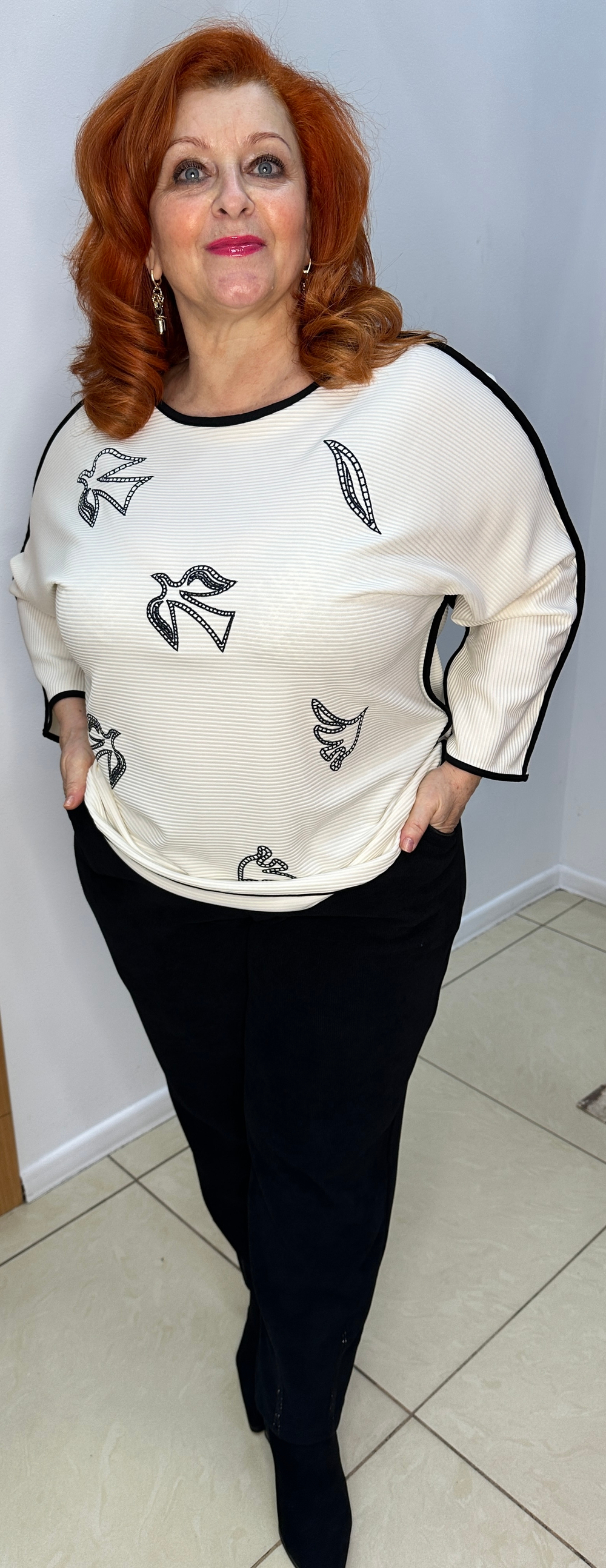 Белый джемпер-блузон с черным принтом "птички"