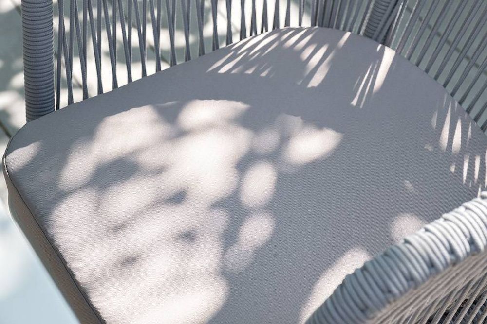 "Марсель" стул плетеный из роупа, каркас алюминий темно-серый (RAL7024) муар, роуп светло-серый круглый, ткань светло-серая